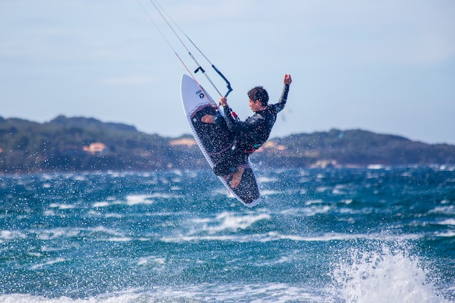 Quels sont les clubs de windsurf à Almanarre qui proposent des stages intensifs pour progresser rapidement en windsurf et quels sont les durées, les niveaux et les prix des stages?